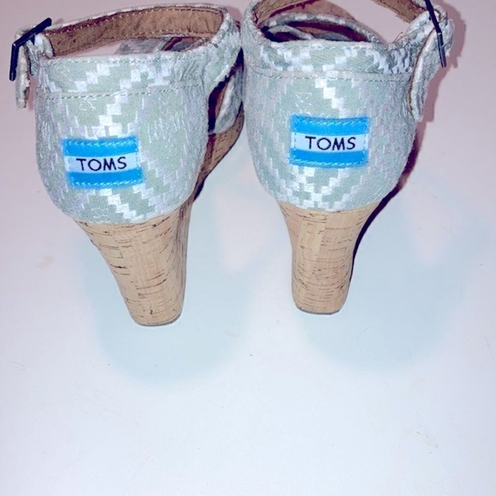 Toms Aztec patterned 3.75” wedges with 1” platform - Picture 6 of 7